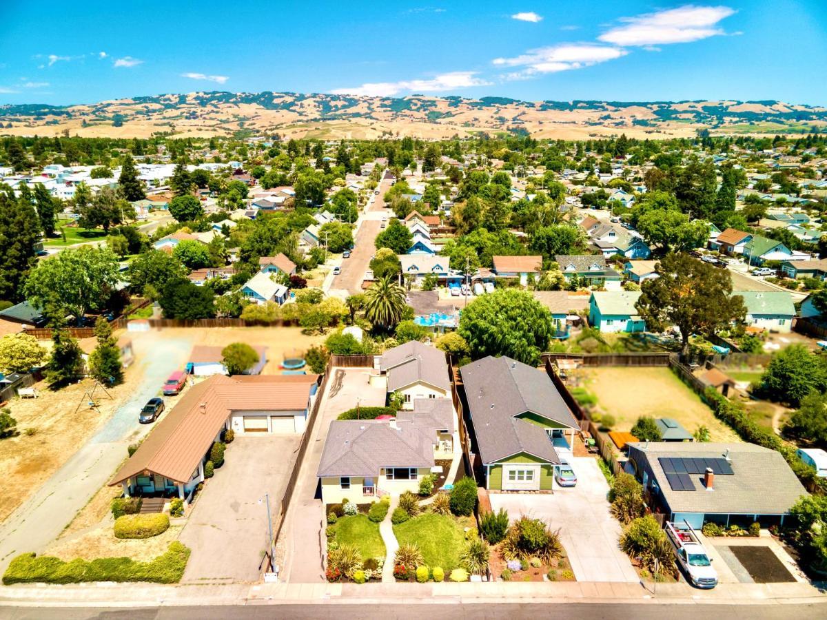 Spacious Renovated Petaluma Home- Pool Table, Fire Pit, Parking Экстерьер фото