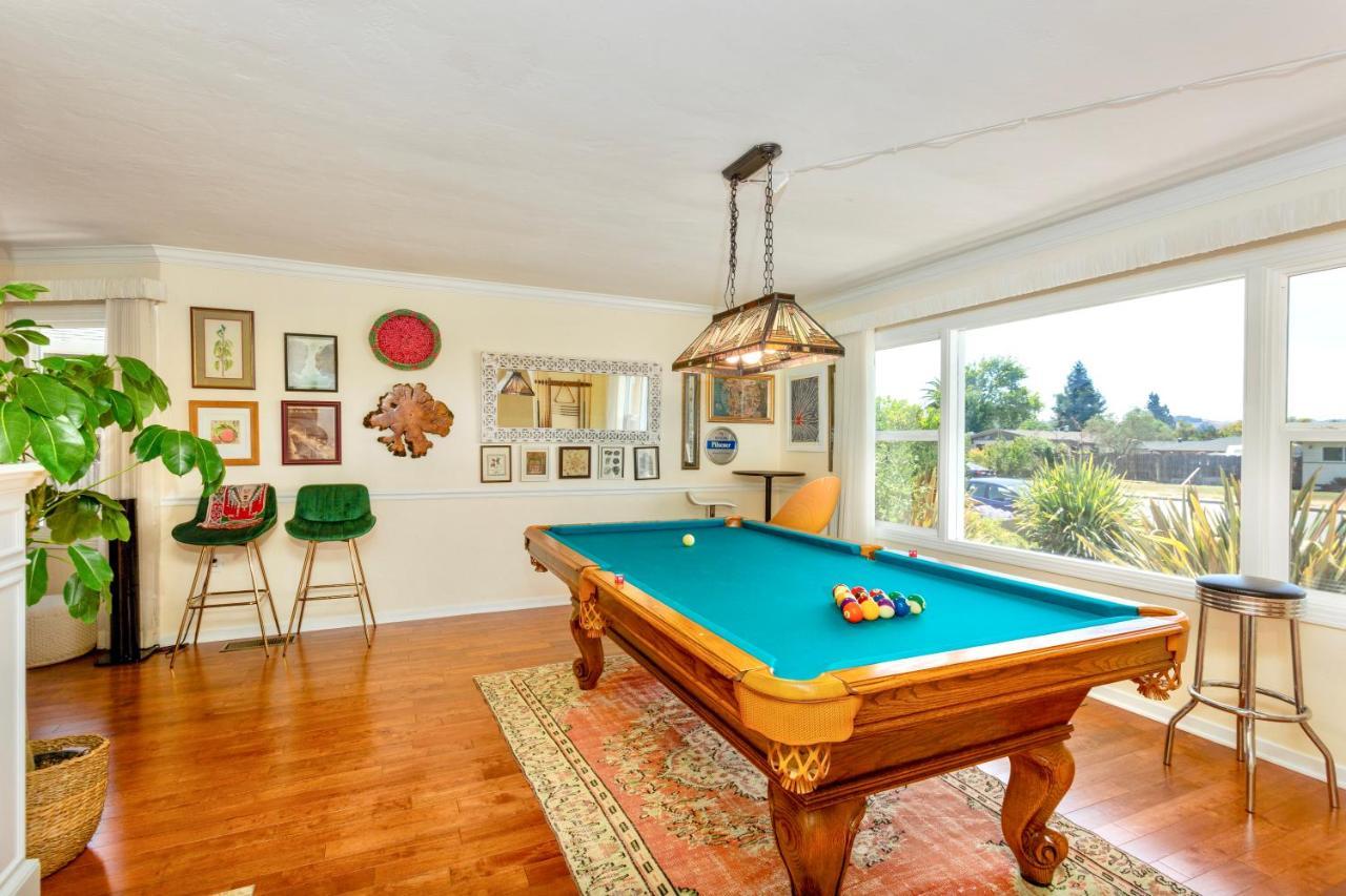 Spacious Renovated Petaluma Home- Pool Table, Fire Pit, Parking Экстерьер фото